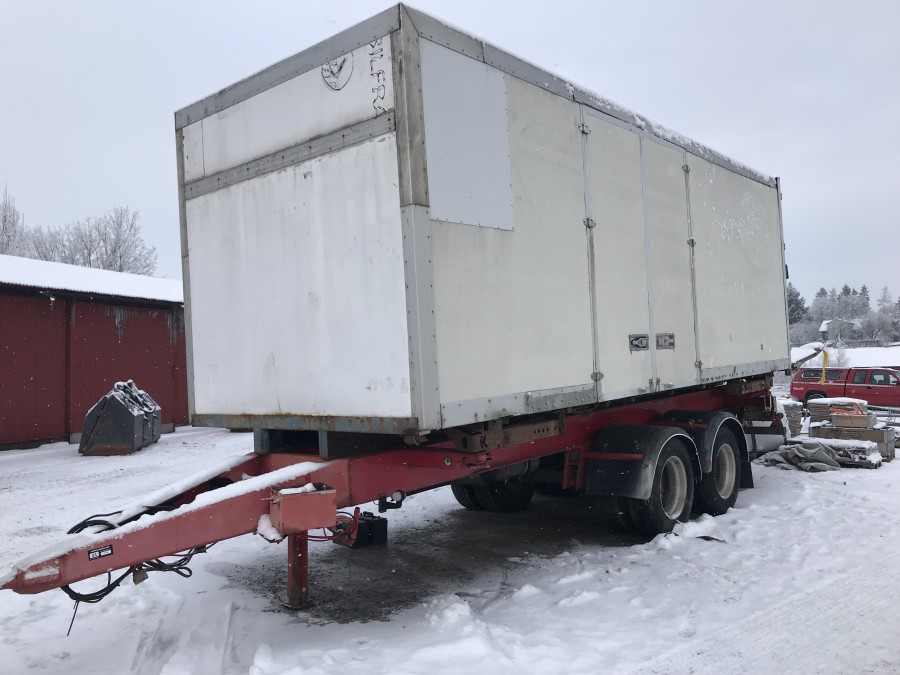 Lastbilssläp med bakgavellyft 