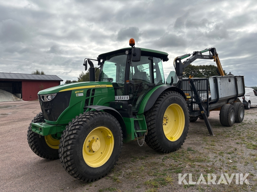 Traktor John Deere 6110MC med griplastarkärra