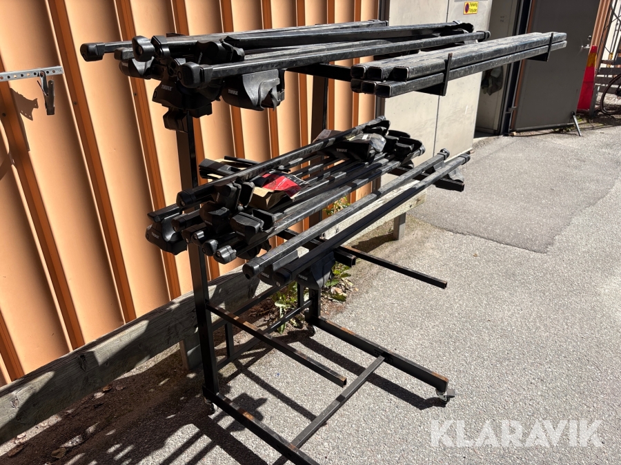 Parti med takräcken och ställning Thule