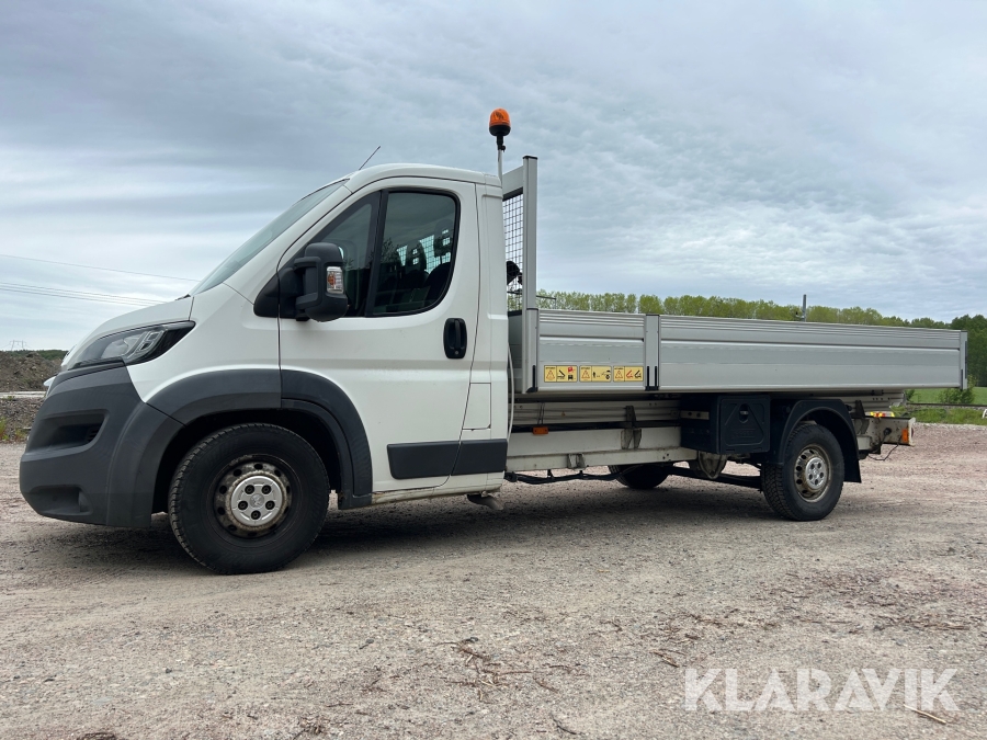 Flakbil Peugeot Boxer chassi Cab 335 2,2 HDi med tippbart aluminiumflak