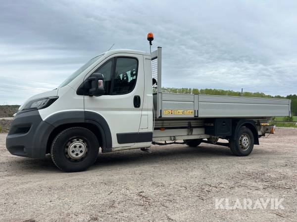Flakbil Peugeot Boxer chassi Cab 335 2,2 HDi med tippbart aluminiumflak