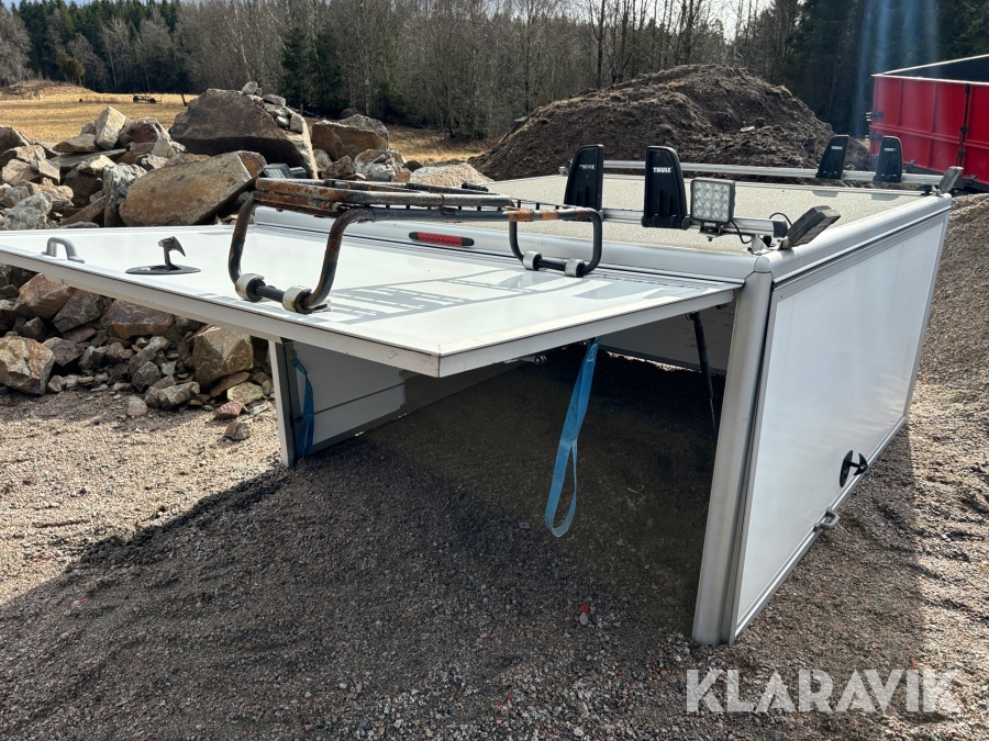 Flakkåpa Irstaskåp