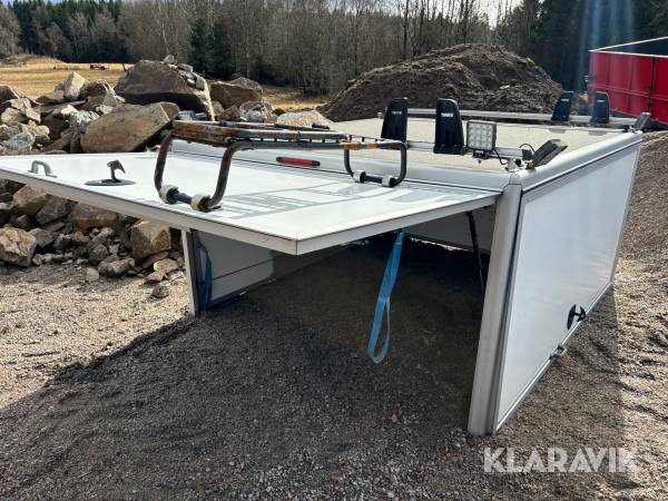 Flakkåpa Irstaskåp