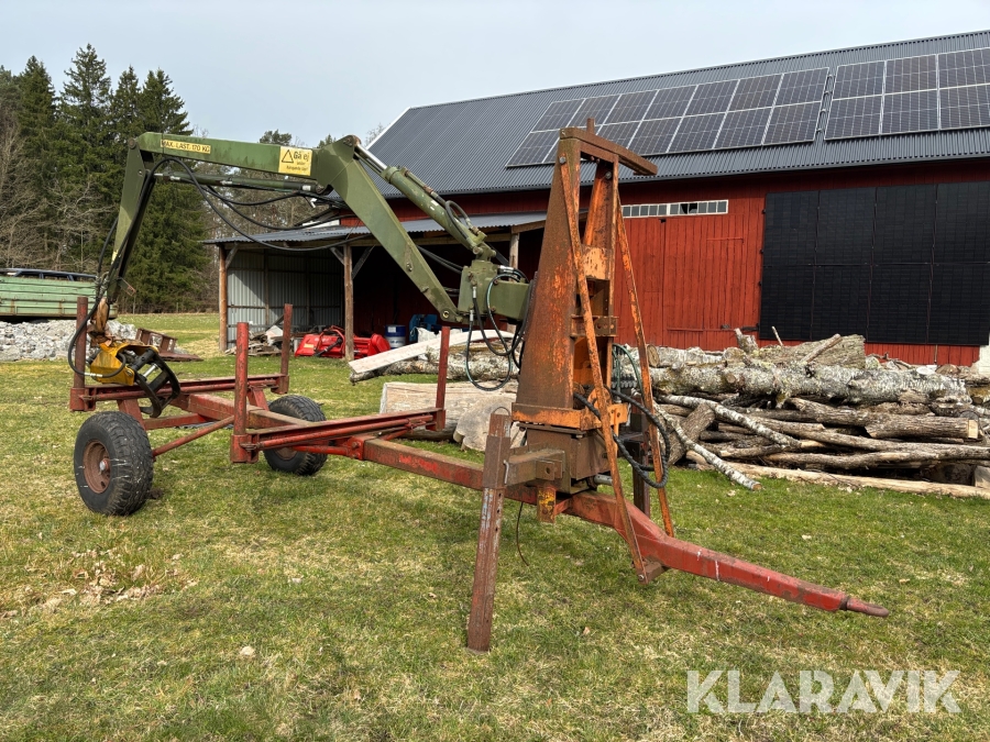 Skogsvagn med kran och grip