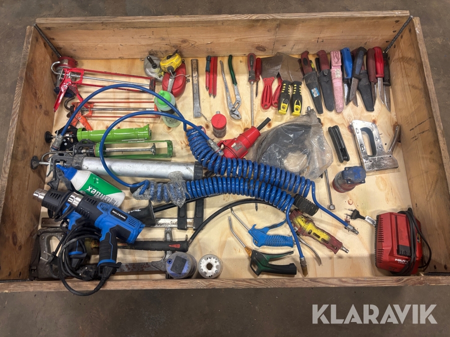 Blandpall med diverse verktyg