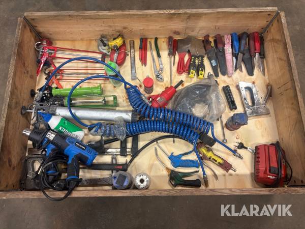 Blandpall med diverse verktyg