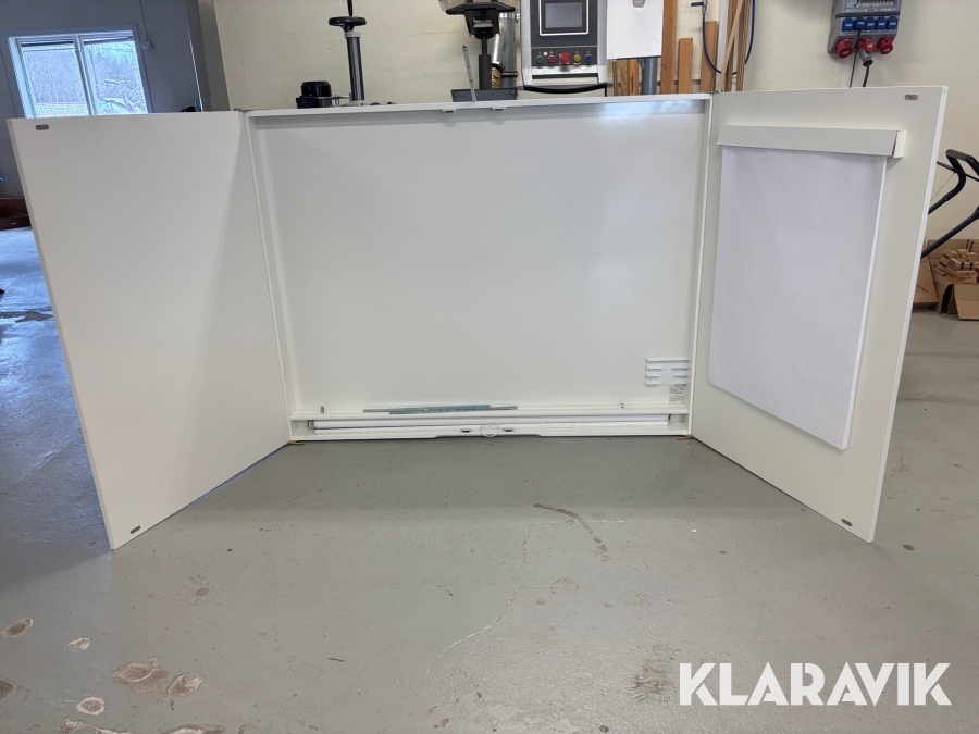 Whitebordtavla i skåp med projektorduk