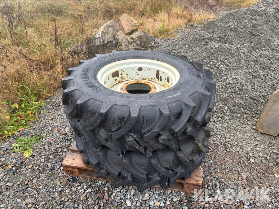 Traktordäck med fälg fram och bak