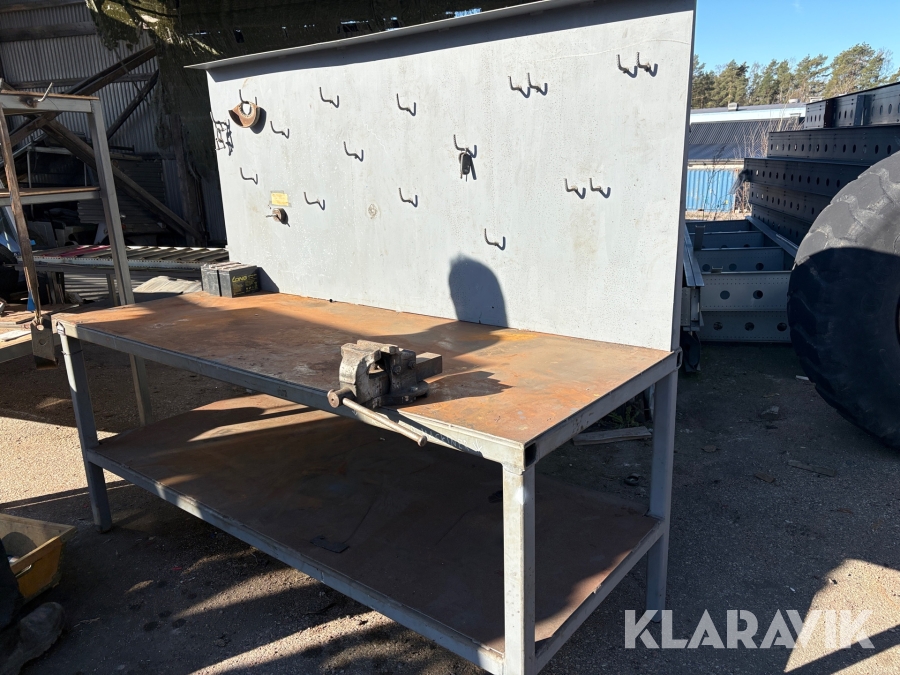 Arbetsbänk med skruvstäd