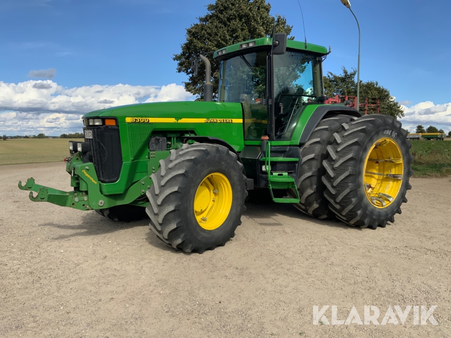 Traktor John Deere 8100 med frontlyft och dubbelmontage