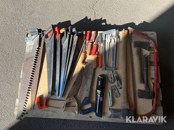 Handsågar, knivar och yxor