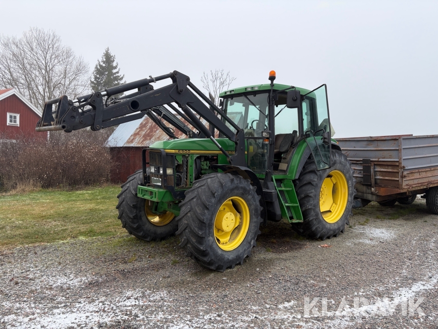Traktor John Deere 6900 med frontlastare.