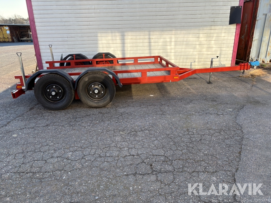 Lågbyggd maskintrailer med pendelaxel