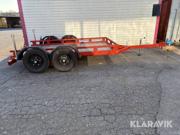 Lågbyggd maskintrailer med pendelaxel