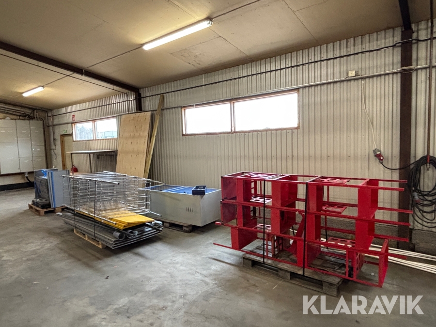 Parti diverse butiksinredning, hyllor och bord