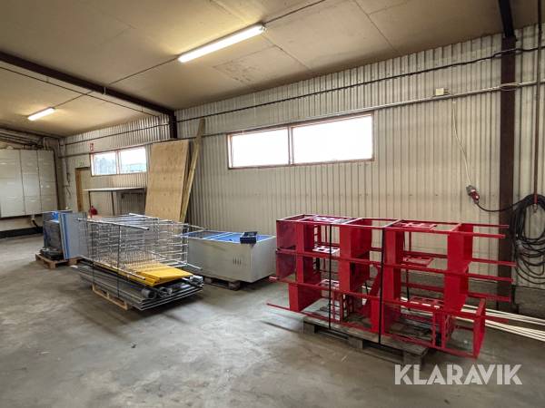 Parti diverse butiksinredning, hyllor och bord