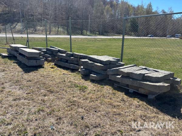 Kantsten i blandade storlekar och 6 st stentrappor