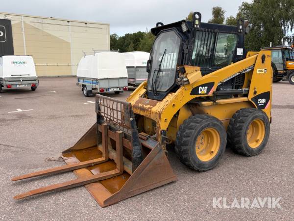 Kompaktlastare CAT 226B med redskap och grävaggregat