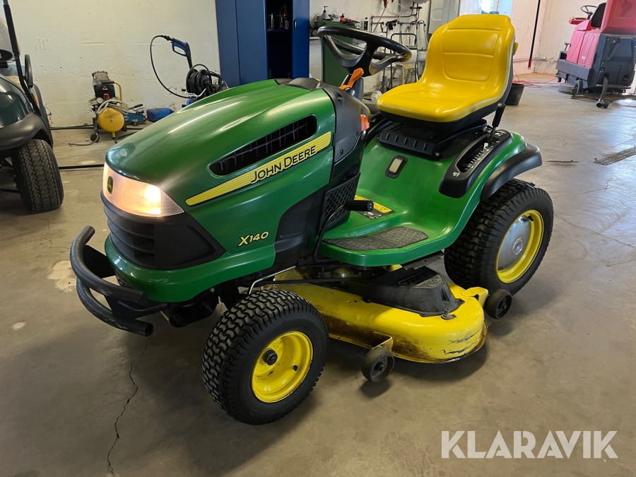 Åkgräsklippare John Deere X140