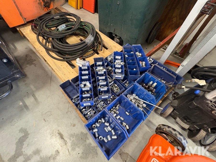 Parti med hydraulkopplingar samt slang
