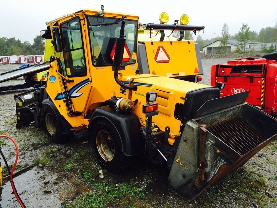 Redskapsbärare m. Vikplog & Sandspridare