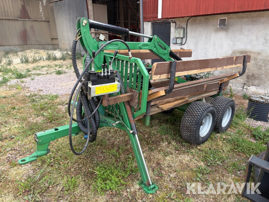 Liten skogsvagn med hydraulisk kran Kellfri GL 34