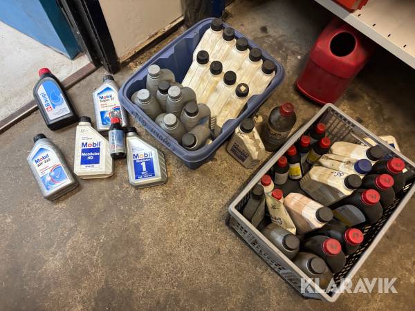 Två lådor med oljor Mobil 45flaskor 5w40 / 80w/90 2takt ATF