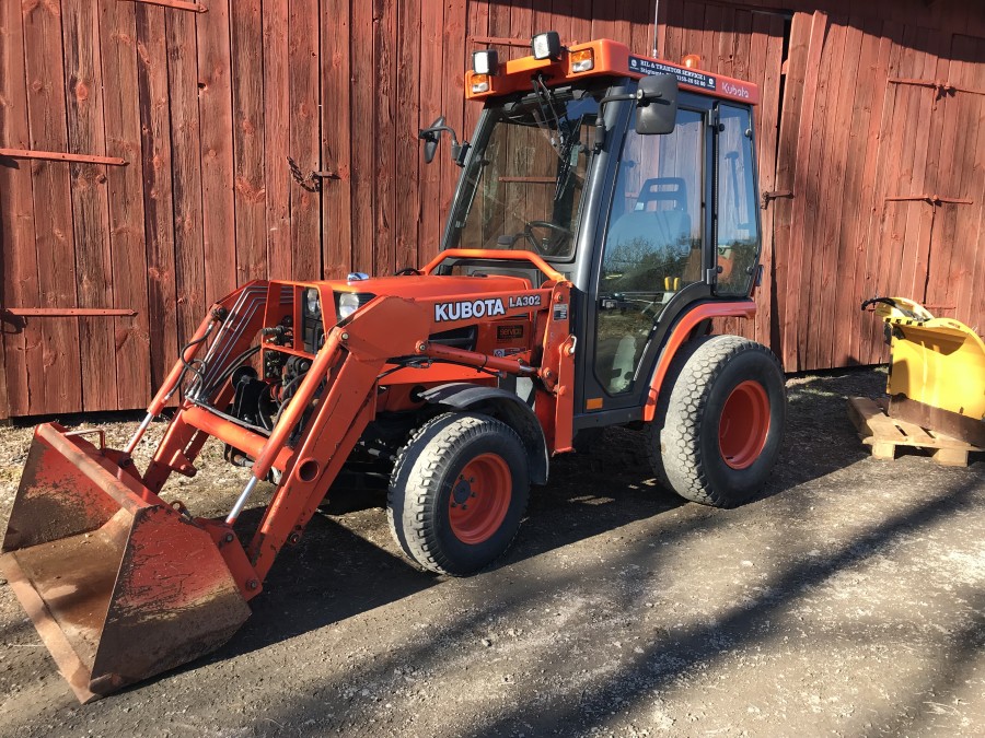 Minitraktor med lastare och vikplog