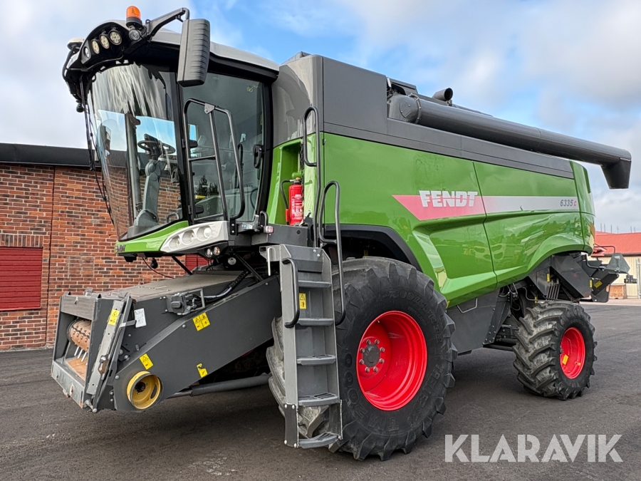 Skördetröska Fendt 6335 C med skärbord och skärbordsvagn