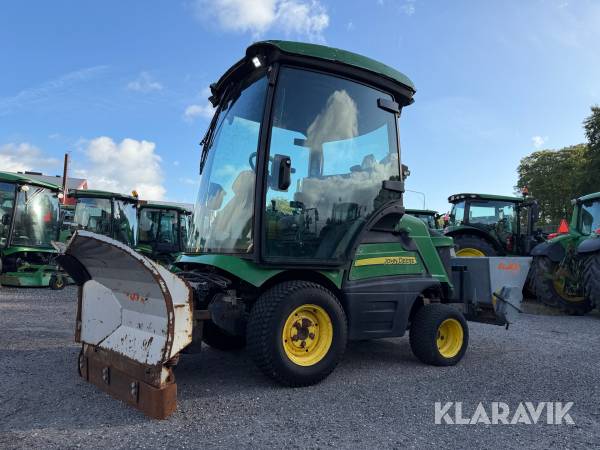 Redskapsbärare John Deere 1575 med vikplog, spridare & klippdäck