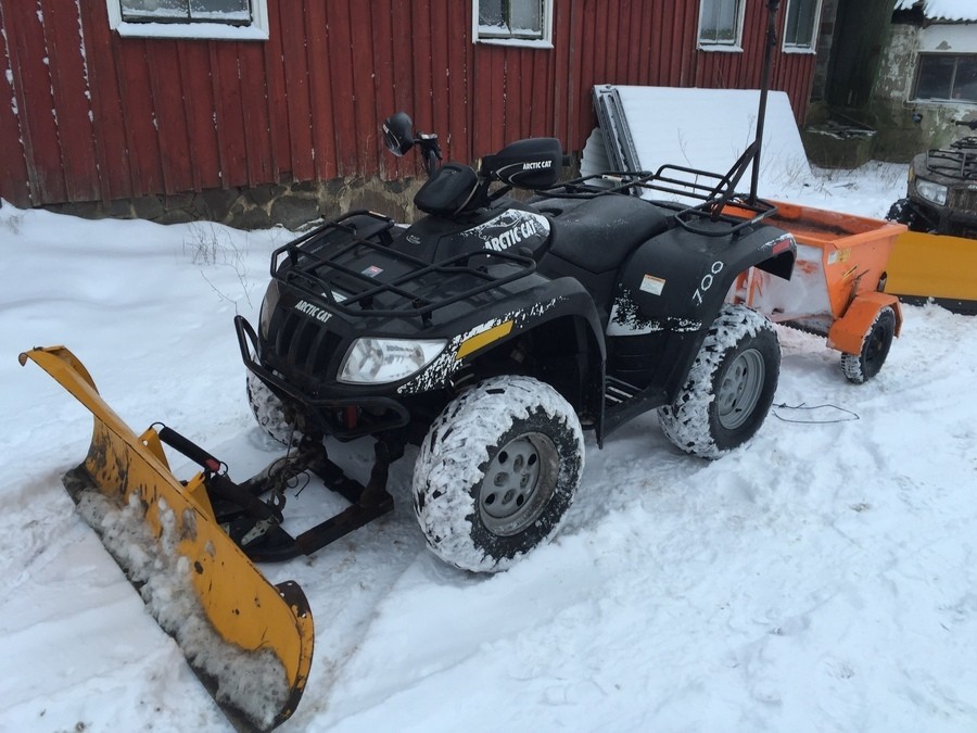 Fyrhjuling med sand- & saltspridare och plog