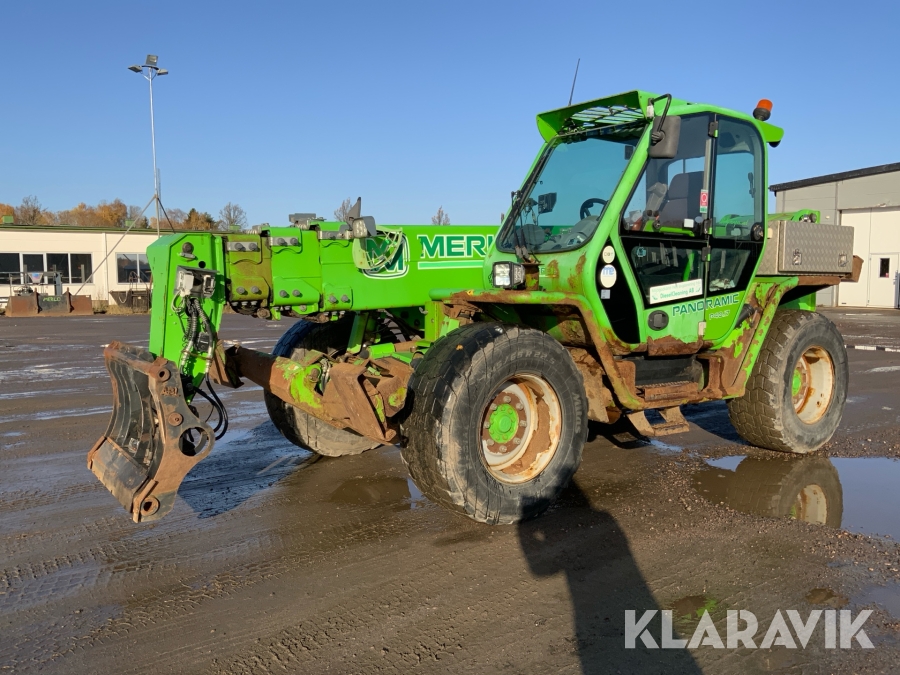 Teleskoplastare Merlo P40.17 med flera redskap