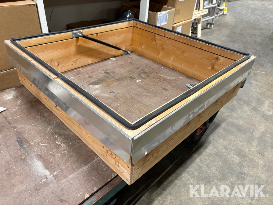 Öppningsbar träsarg