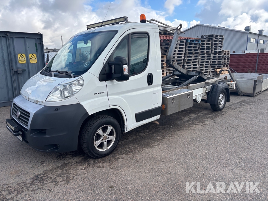 Lastväxlarbil Fiat Ducato med 2 flak