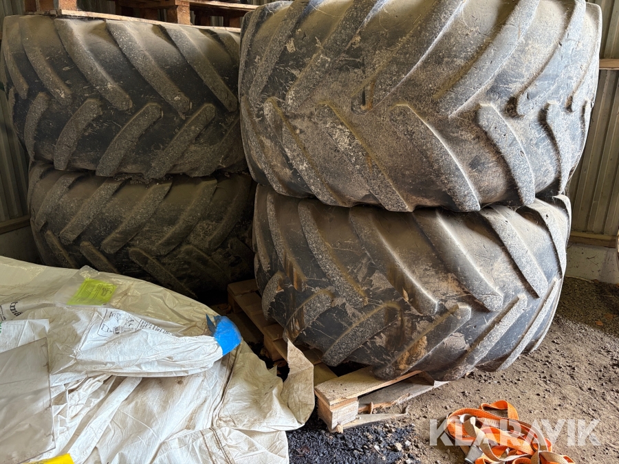 Entreprenaddäck på fälg 750/65R26 4st