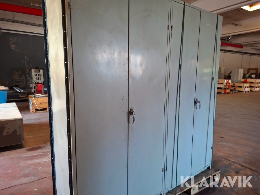 Dubbelt verktygsskåp med hyllor