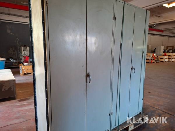 Dubbelt verktygsskåp med hyllor