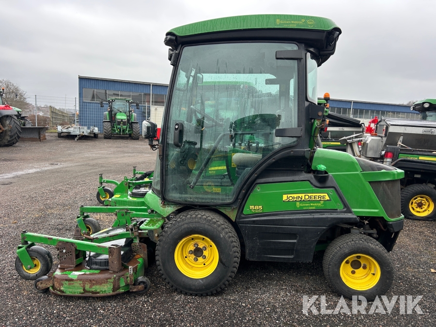 Redskapsbärare John Deere 1585 med klippdäck