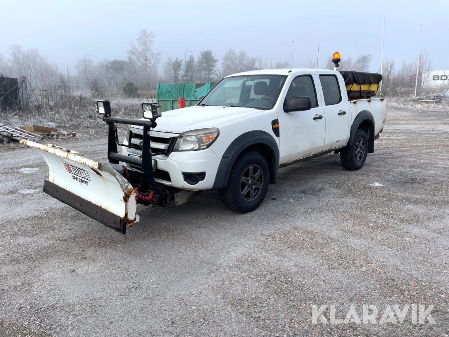 Pickup Ford Ranger med plog och saltspridare