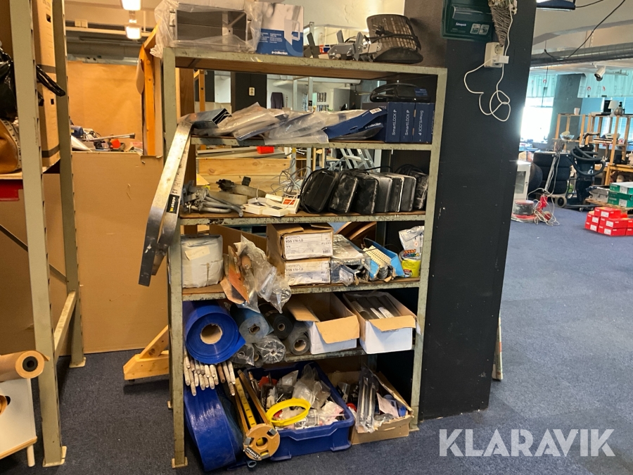Hylla med byggmaterial