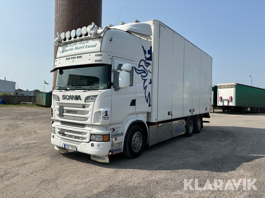 Lastbil Scania R 560 med skåp och bakgavellift