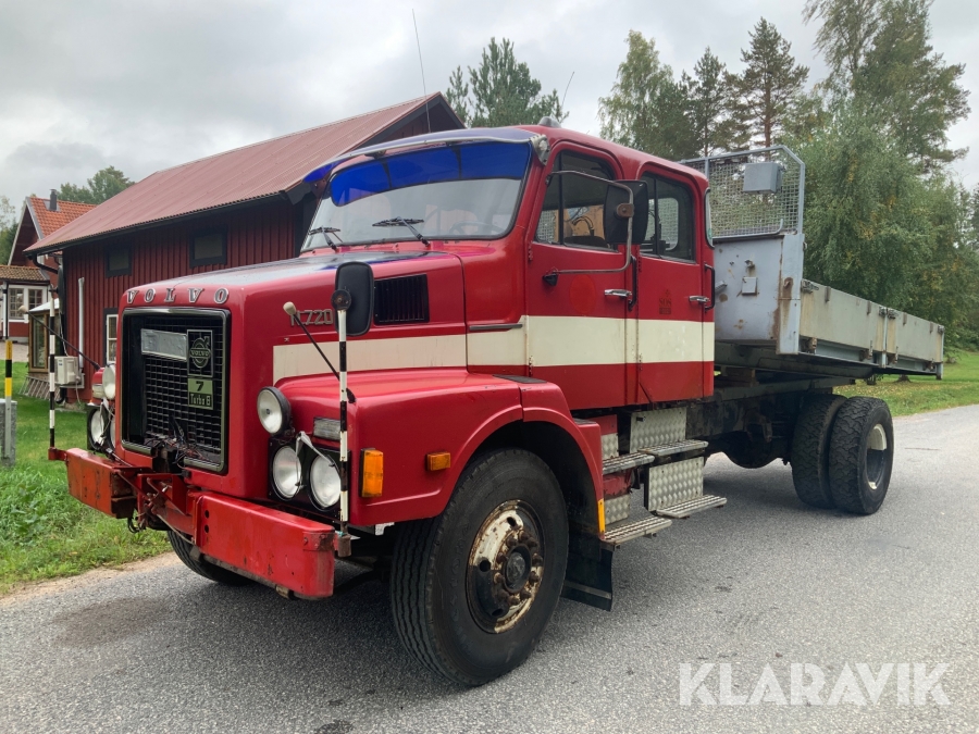 Lastbil Volvo N720 med kran och tippflak