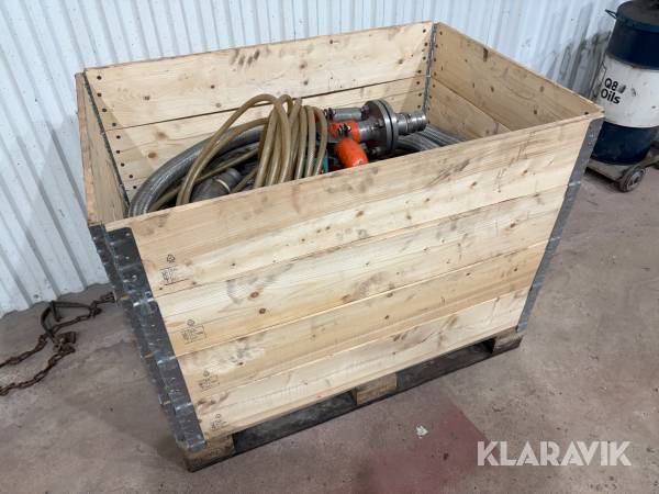 Tryckluftsdriven vattenpump Wilden M8 med tillhörande slang och sugrör