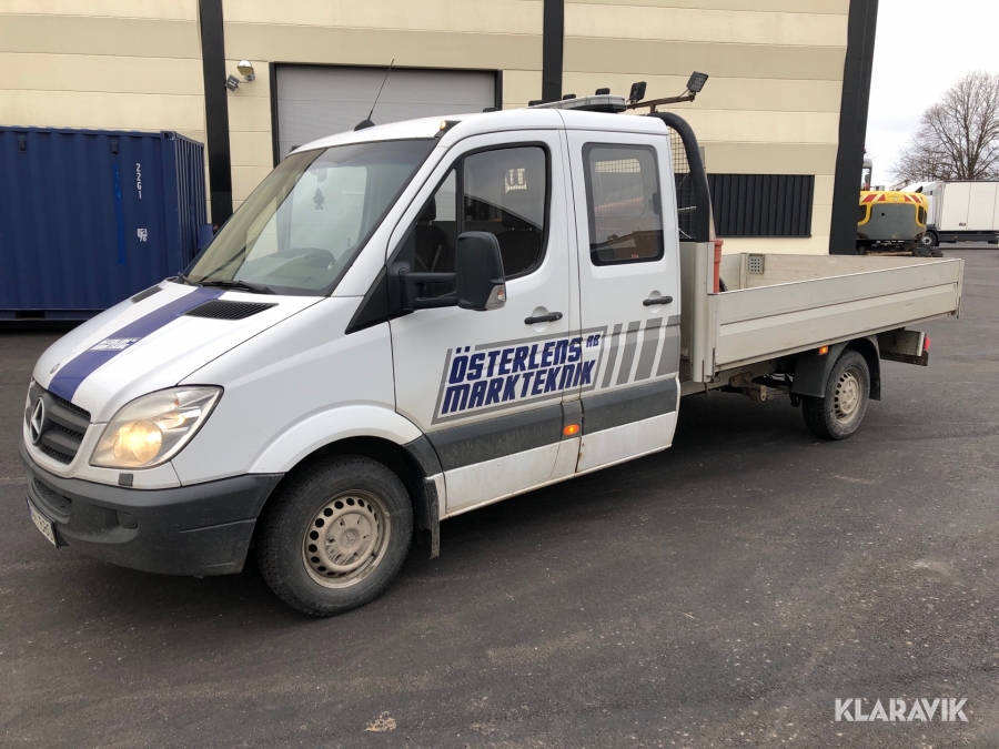 Lätt lastbil MB Sprinter med flak och kran