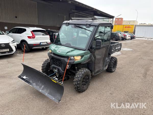 Can-Am Traxter HD 9 med fullhytt och plogblad