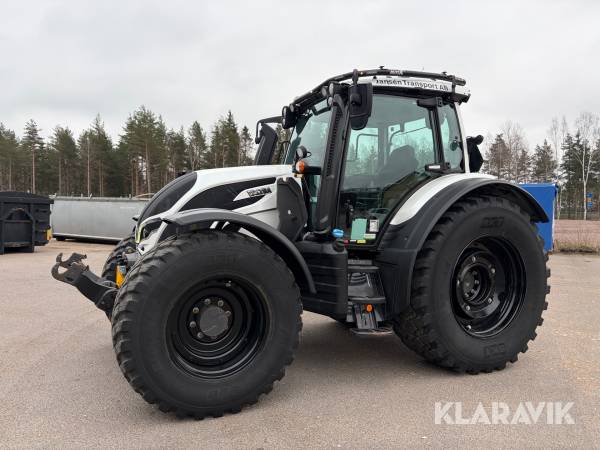 Traktor Valtra N175 med frontlastare