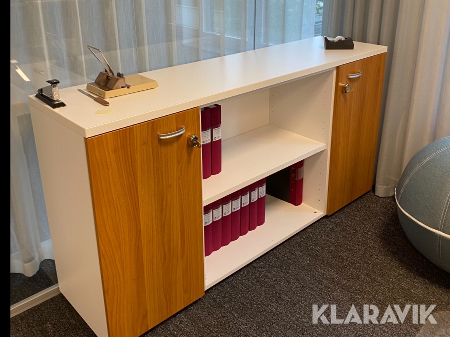 Förvaringsmöbel med hylla och 2 sidoskåp