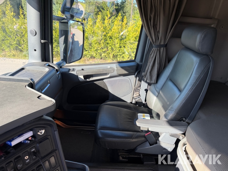 Dragbil med maskintrailer Scania R580 6x4