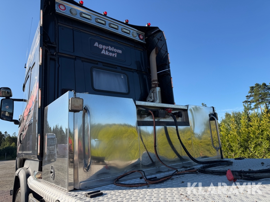 Dragbil med maskintrailer Scania R580 6x4