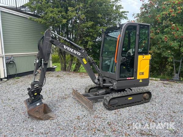 Grävmaskin Volvo EC18E med släp och flera redskap